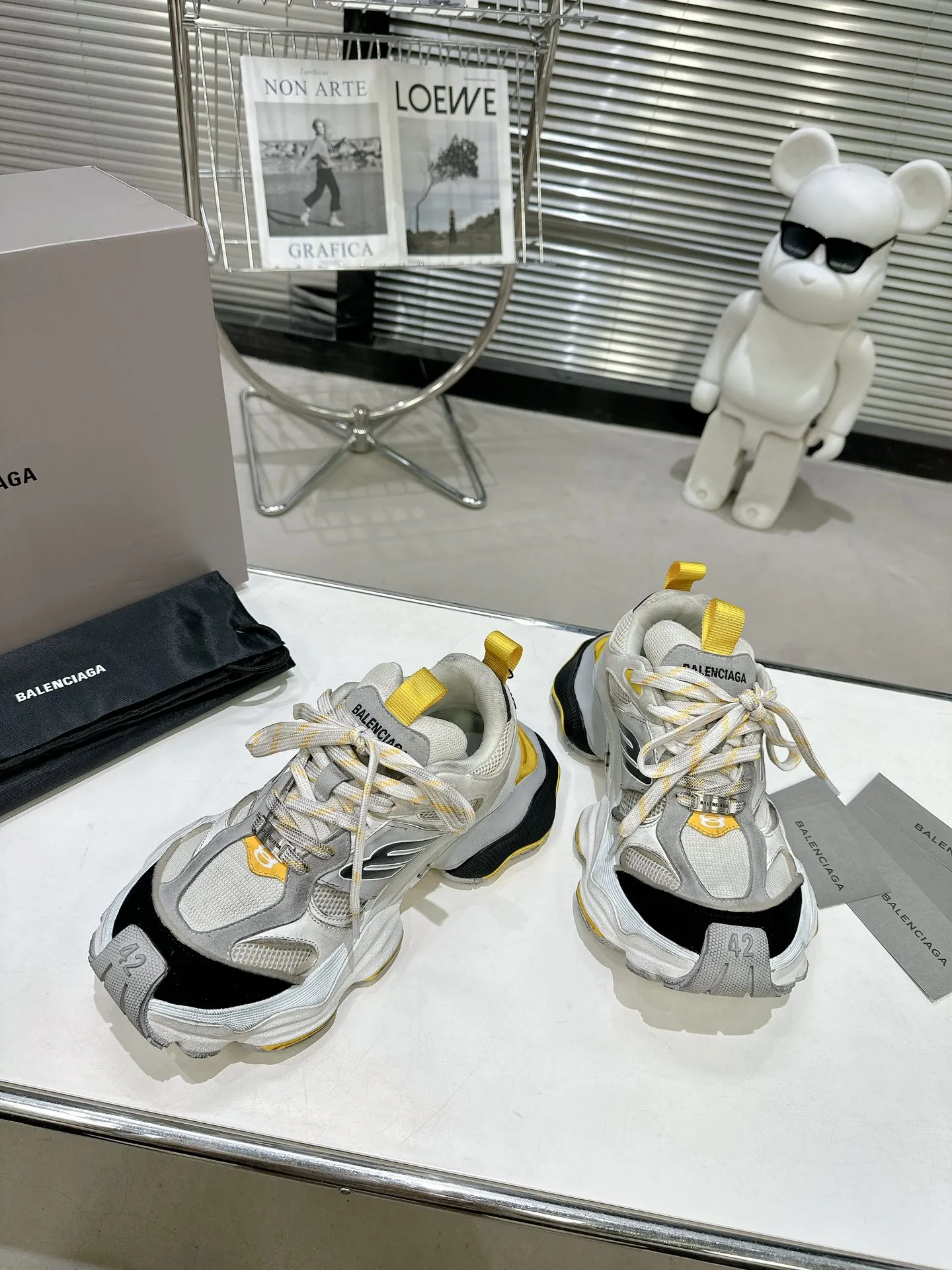 👟👟Ex-factory price 900👟👟 Balenciaga SUMMER 24 Cargo Sneaker Global Limited Edition (JDL) top version super hot! The ultimate secret of 6XL. With the release of Balenciaga's summer 24 series, the 6XL sneakers worn by Liu Haoran on the show once again became a fashion talking point. As soon as the show ended, many bloggers posted reviews of these shoes and comparisons with the 3XL. Looking closely at the whole shoe, there is a larger variant of the "B" logo and a smaller bright yellow as embellishment. The upper material is still normal leather + mesh. All pairs of original materials. Number of yards: 35-45 yards.